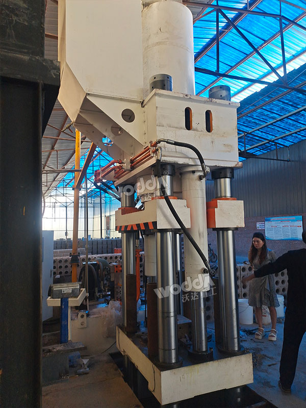 630吨粉末成型液压机安装完成 630吨粉末成型液压机安装完成