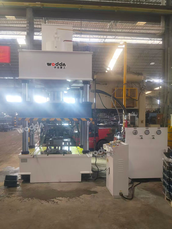 400吨汽车配件成型液压机现场 400吨汽车配件成型液压机现场