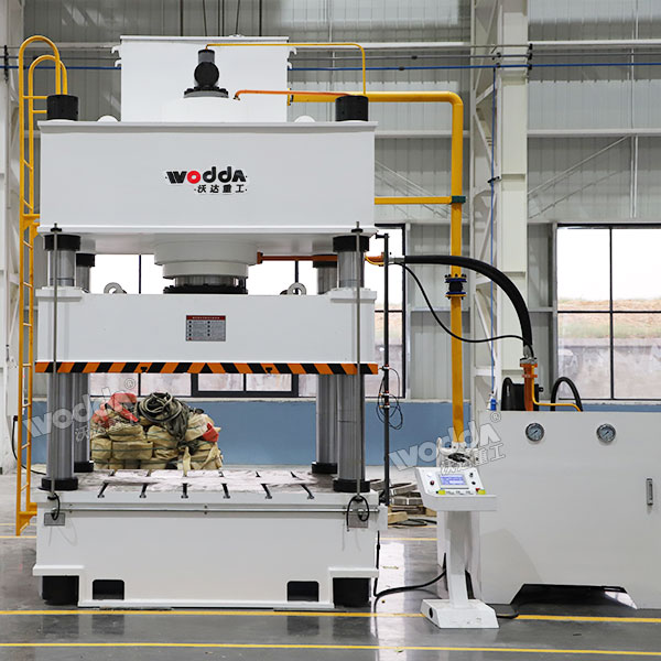 630吨四柱液压机.jpg 630吨四柱液压机.jpg