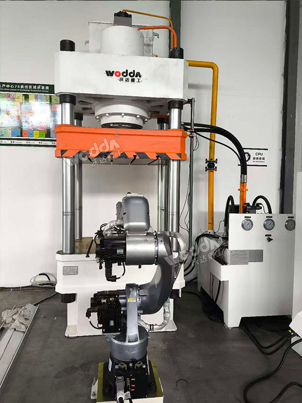 315吨四柱液压机搭配机械手 315吨四柱液压机搭配机械手